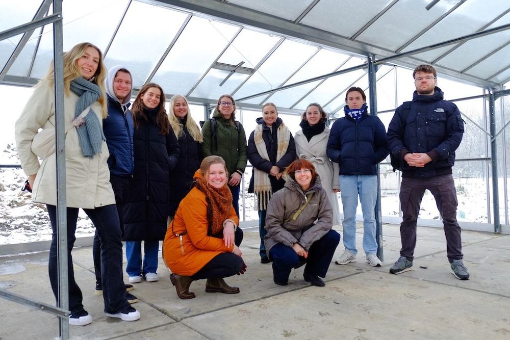 Groepsfoto in de kas van studenten van de Innovatiewerkplaats met projectleider en externe opdrachtgever – Fotograaf Otto Lussenburg